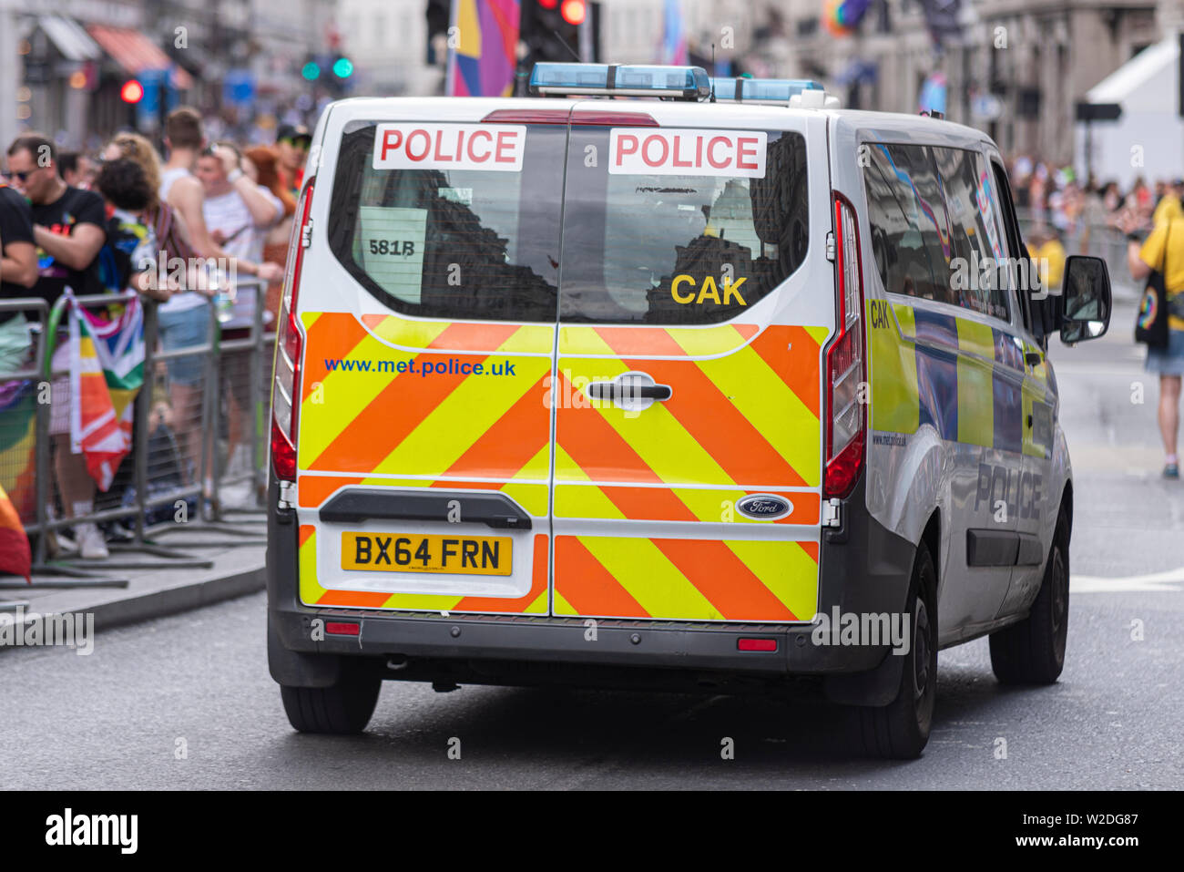 Polizei Transporter mit Cak Rufzeichen am hinteren Fenster in London, UK, während der Pride London mit Masse Stockfoto