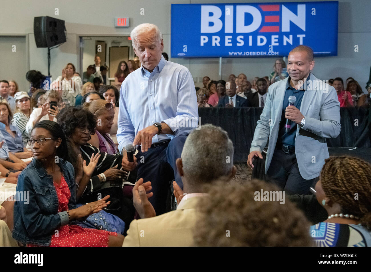 Der ehemalige Vizepräsident Joe Biden Schritte über die Menge Barriere in das Publikum nach dem Lernen, dass Felicia Sanders, die Überlebenden der AME Kirche schießen war in der Masse während ein Town Hall Meeting an der Internationalen Longshoreman Verbindung Hall Juli 7, 2019 in Charleston, South Carolina. Stockfoto