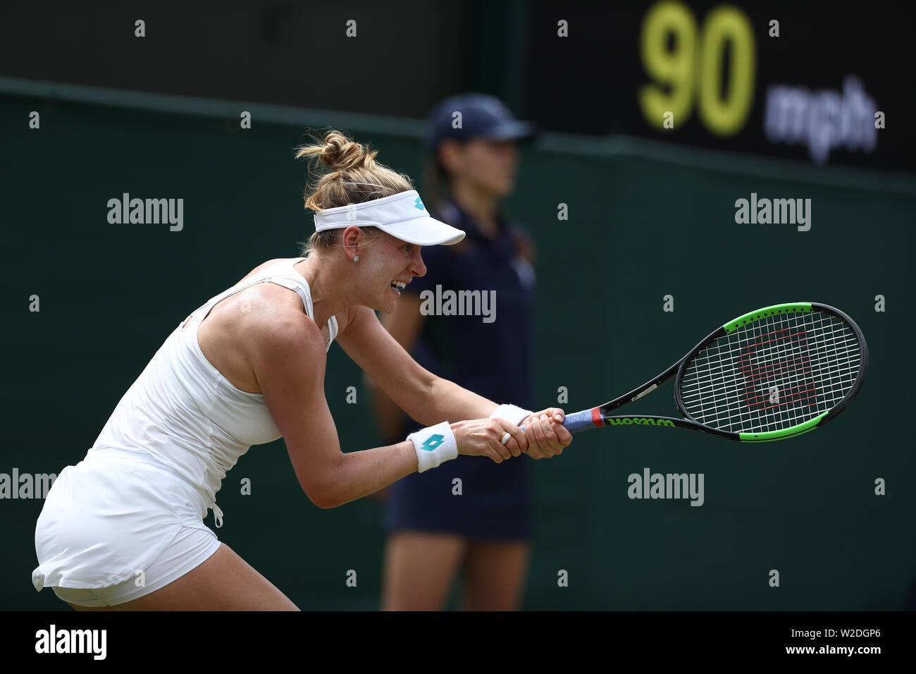 Wimbledon, London, UK. 8. Juli 2019, den All England Lawn Tennis und Croquet Club, Wimbledon, England, Wimbledon Tennis Turnier, Tag 7; Alison Riske (USA) kehrt in Ashleigh Barty (aus) Credit: Aktion Plus Sport Bilder/Alamy leben Nachrichten Stockfoto