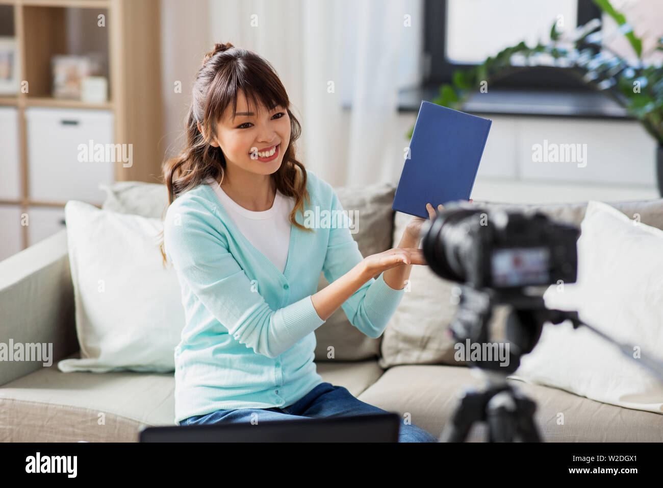 Asiatische Frau Blogger machen Video Review von Buch Stockfoto
