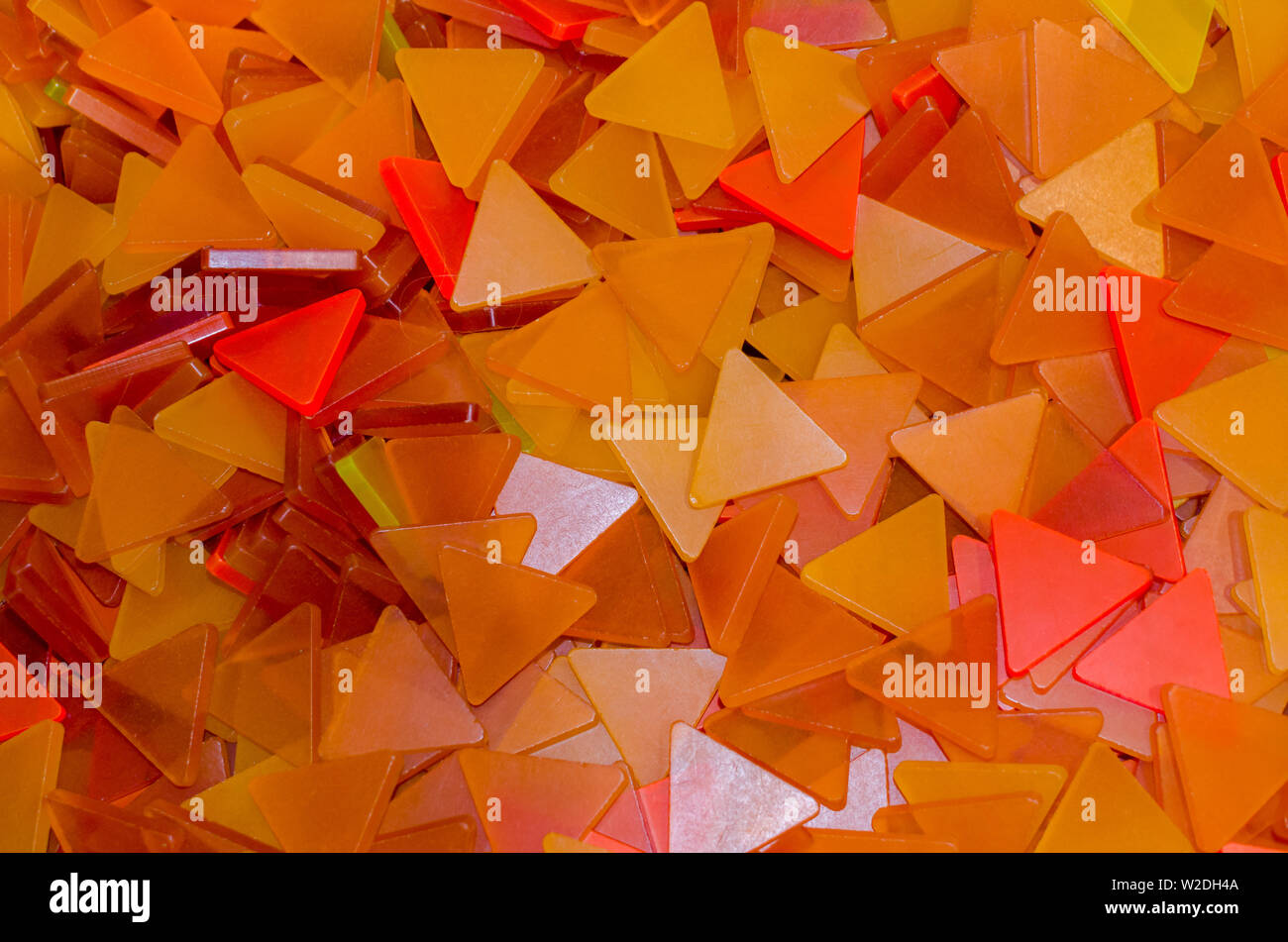 Eine Menge orange Kunststoff Dreiecke Hintergrund. Orange und gelbe Dreiecke. Stockfoto