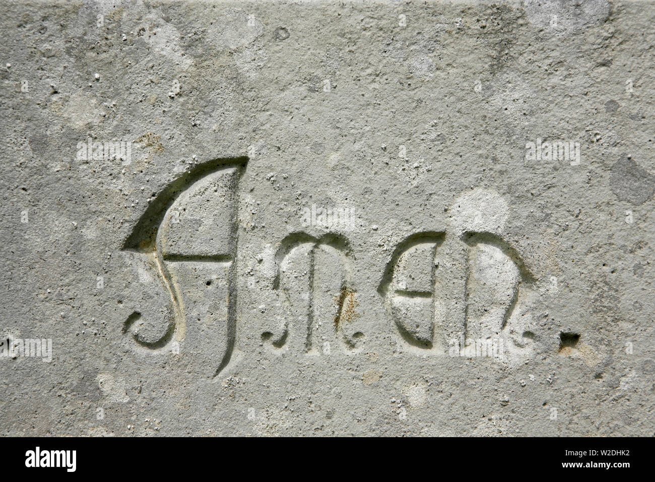 Beschriftung von "Amen" auf die Note 1 aufgeführten Eleanor Cross War Memorial, Sledmere, Yorkshire, Großbritannien. Stockfoto