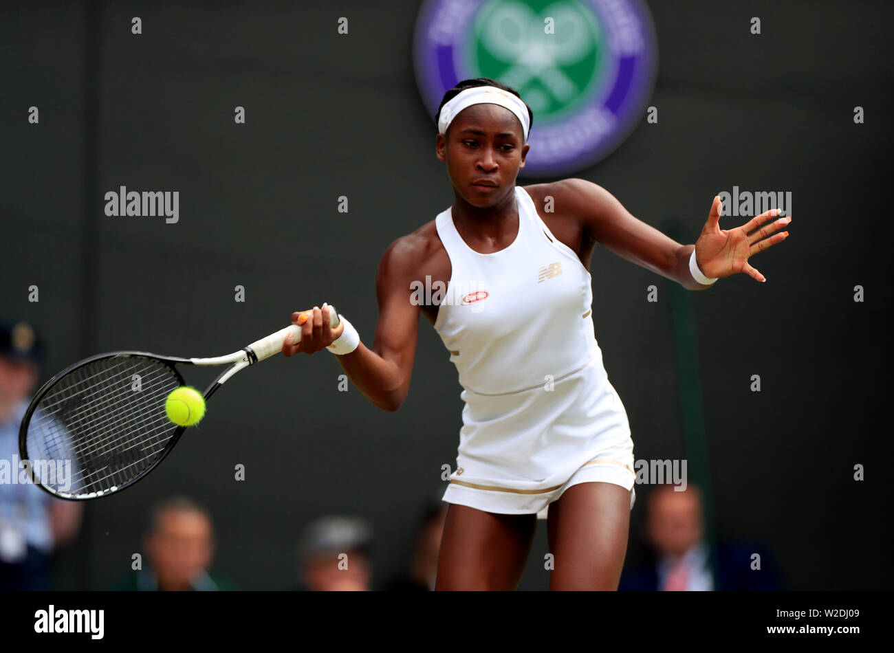 Cori Gauff in Aktion gegen Simona Halep an Tag 7 der Wimbledon Championships in der All England Lawn Tennis und Croquet Club, Wimbledon. Stockfoto