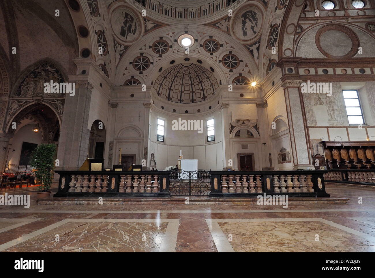 Interne Kirche Santa Maria delle Grazie details Altar und Chor. Lombardei, Italien. Stockfoto