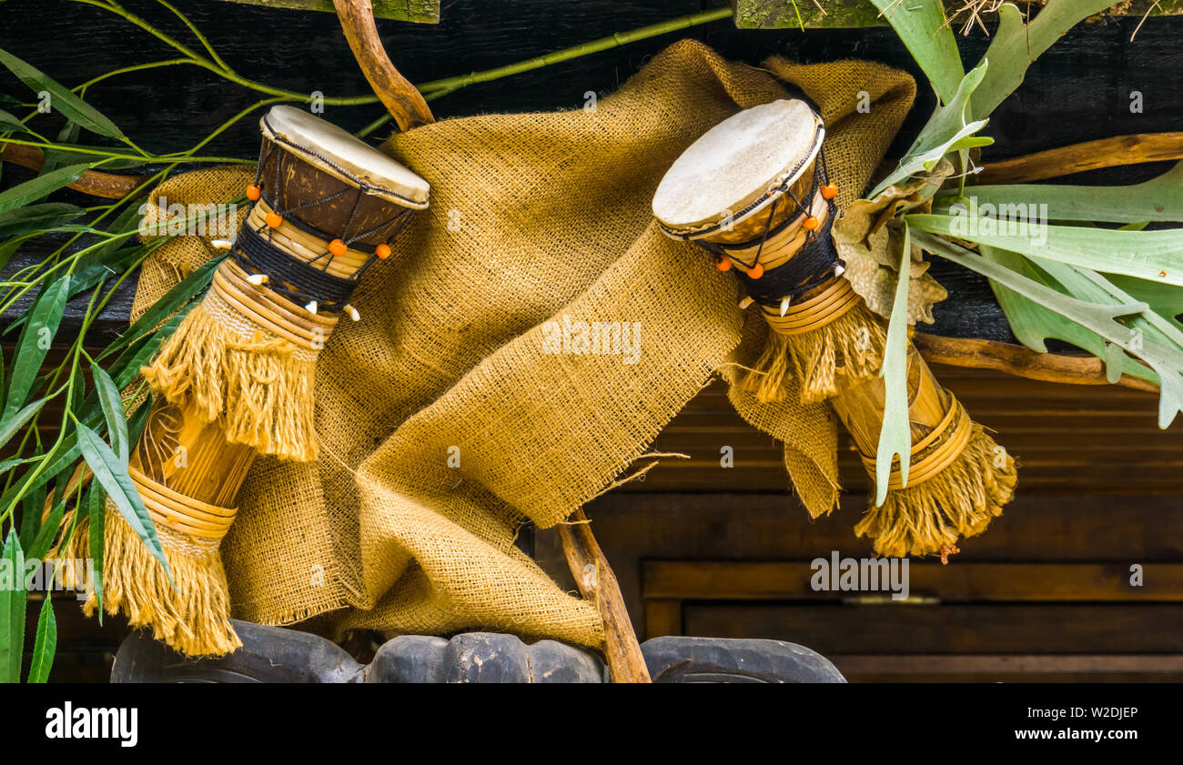 Traditionelle afrikanische Djembe Trommeln hängen auf dem Dach, kulturelle Instrumente von Afrika, Musik Hintergrund Stockfoto