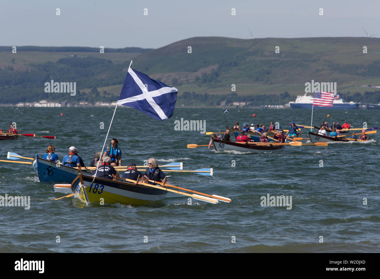 Stranraer, Schottland, Großbritannien. Vom 7. Juli 2019. Mitbewerber aus dem ganzen Land, und International, die Teilnahme an der Eröffnungsfeier der Skiffieworlds 2019, die vom 7. bis 13. Juli läuft. Skiffieworlds ist die WM für den St Ayles Skiff Klasse der Küstengebiete Ruderboot. Die Meisterschaften sind alle drei Jahre statt. Quelle: Jeremy Sutton-Hibbert / alamy Leben Nachrichten Stockfoto