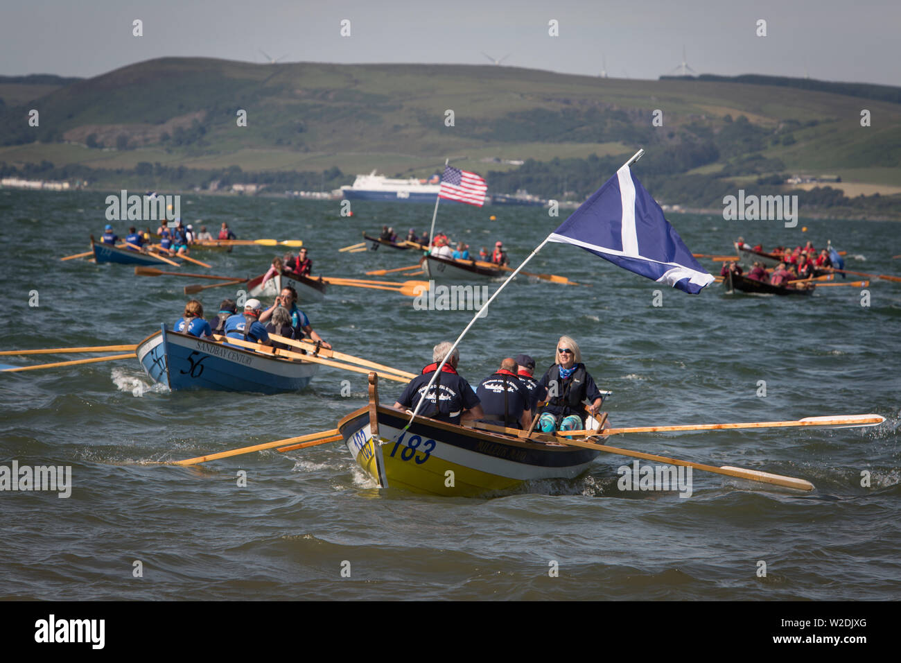 Stranraer, Schottland, Großbritannien. Vom 7. Juli 2019. Mitbewerber aus dem ganzen Land, und International, die Teilnahme an der Eröffnungsfeier der Skiffieworlds 2019, die vom 7. bis 13. Juli läuft. Skiffieworlds ist die WM für den St Ayles Skiff Klasse der Küstengebiete Ruderboot. Die Meisterschaften sind alle drei Jahre statt. Quelle: Jeremy Sutton-Hibbert / alamy Leben Nachrichten Stockfoto