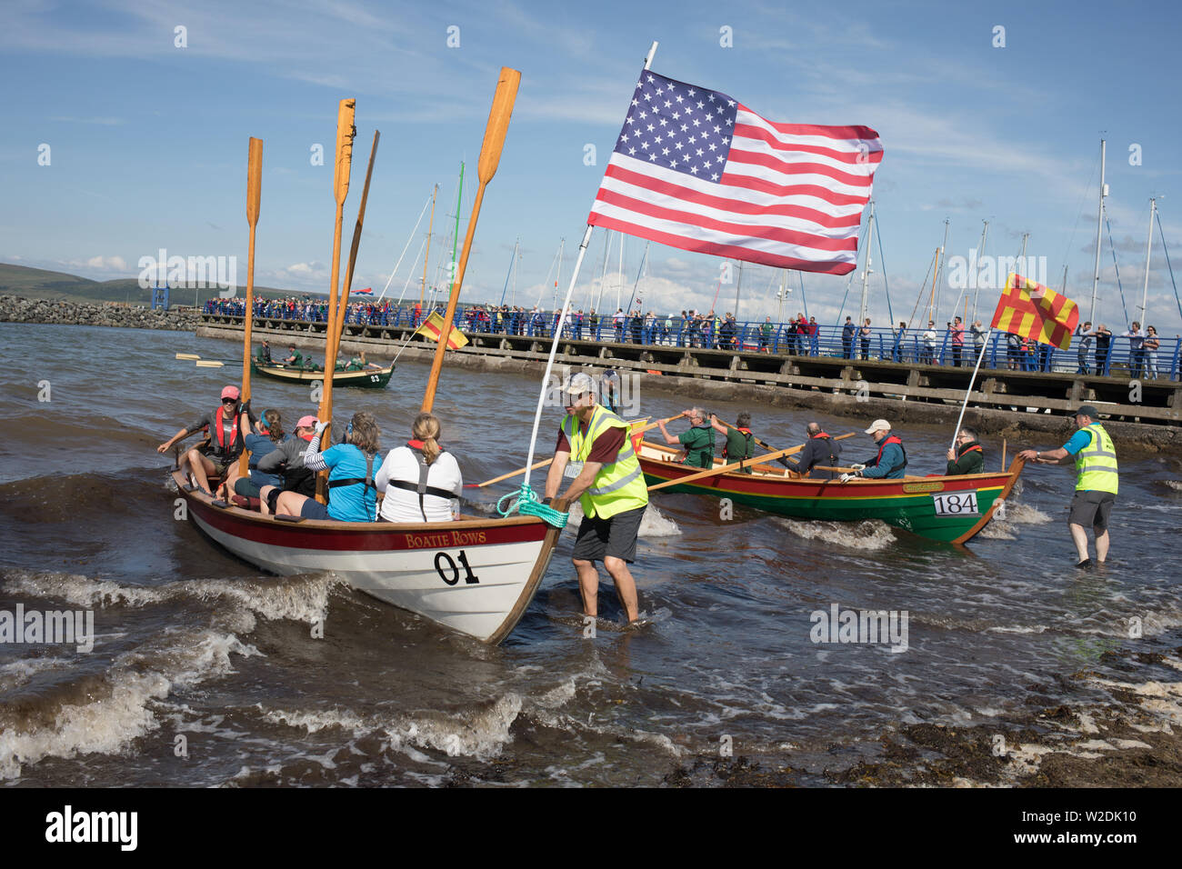 Stranraer, Schottland, Großbritannien. Vom 7. Juli 2019. Mitbewerber aus dem ganzen Land, und International, die Teilnahme an der Eröffnungsfeier der Skiffieworlds 2019, die vom 7. bis 13. Juli läuft. Skiffieworlds ist die WM für den St Ayles Skiff Klasse der Küstengebiete Ruderboot. Die Meisterschaften sind alle drei Jahre statt. Quelle: Jeremy Sutton-Hibbert / alamy Leben Nachrichten Stockfoto