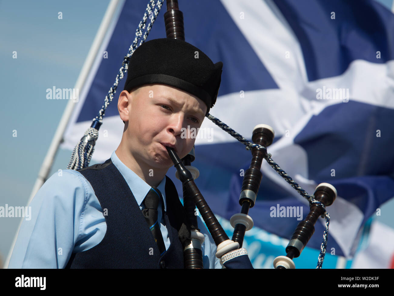 Stranraer, Schottland, Großbritannien. Vom 7. Juli 2019. Mitbewerber aus dem ganzen Land, und International, die Teilnahme an der Eröffnungsfeier der Skiffieworlds 2019, die vom 7. bis 13. Juli läuft. Skiffieworlds ist die WM für den St Ayles Skiff Klasse der Küstengebiete Ruderboot. Die Meisterschaften sind alle drei Jahre statt. Quelle: Jeremy Sutton-Hibbert / alamy Leben Nachrichten Stockfoto