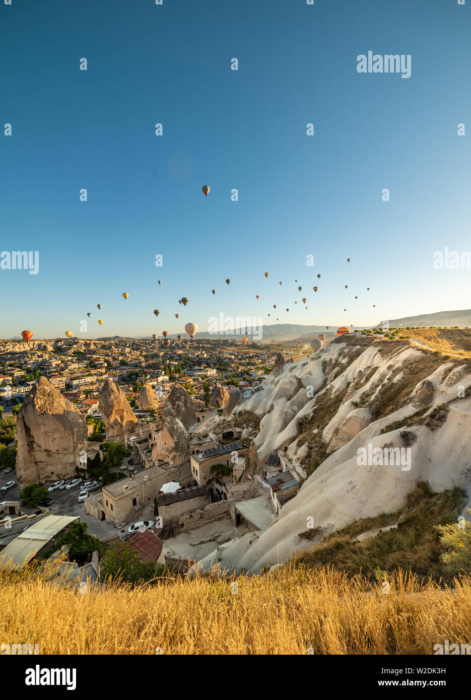 Heißluftballons schweben, hoch in den Himmel in Göreme Kappadokien - Türkei Ballon Fest 2019 Stockfoto