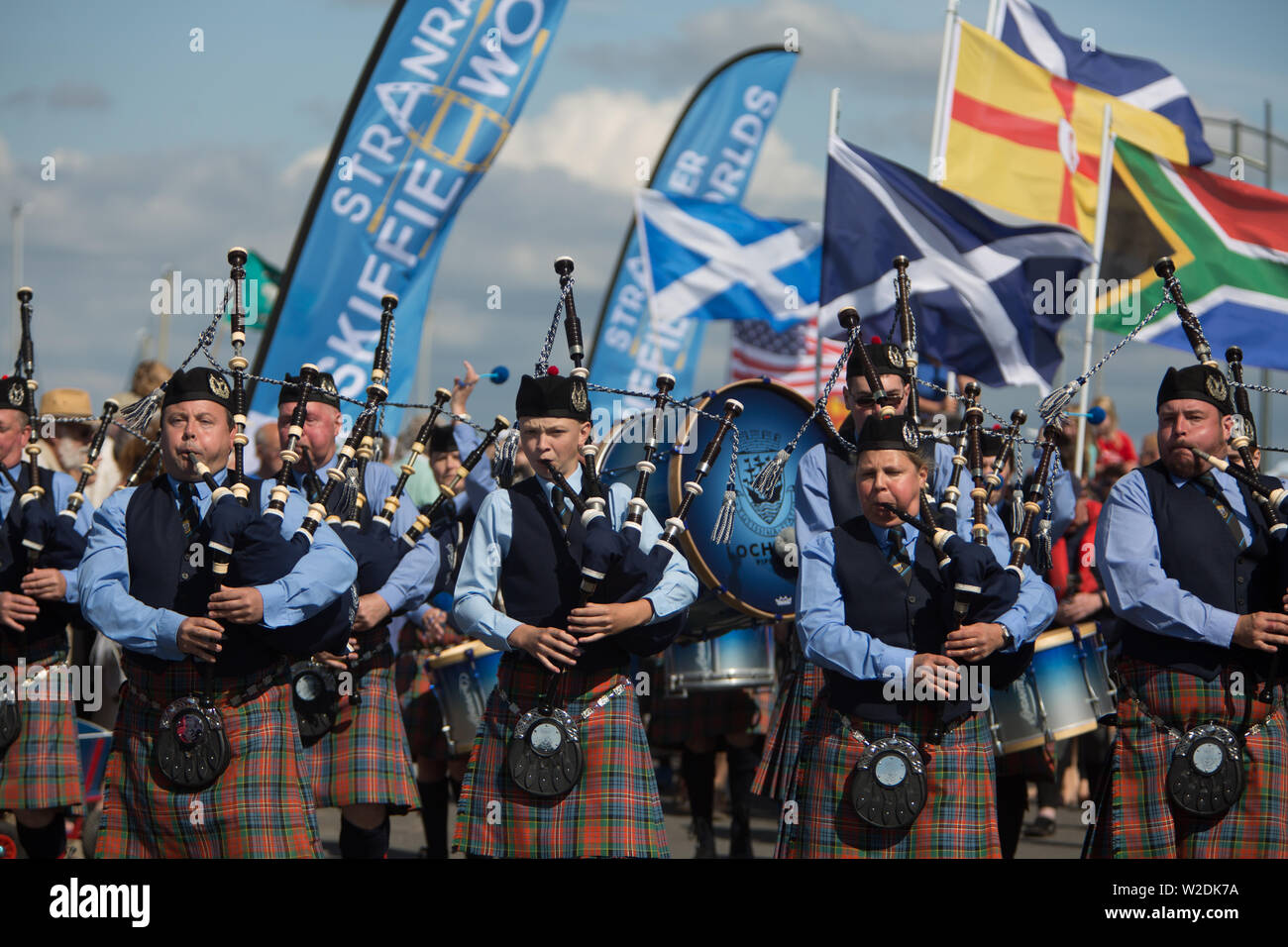 Stranraer, Schottland, Großbritannien. Vom 7. Juli 2019. Mitbewerber aus dem ganzen Land, und International, die Teilnahme an der Eröffnungsfeier der Skiffieworlds 2019, die vom 7. bis 13. Juli läuft. Skiffieworlds ist die WM für den St Ayles Skiff Klasse der Küstengebiete Ruderboot. Die Meisterschaften sind alle drei Jahre statt. Quelle: Jeremy Sutton-Hibbert / alamy Leben Nachrichten Stockfoto