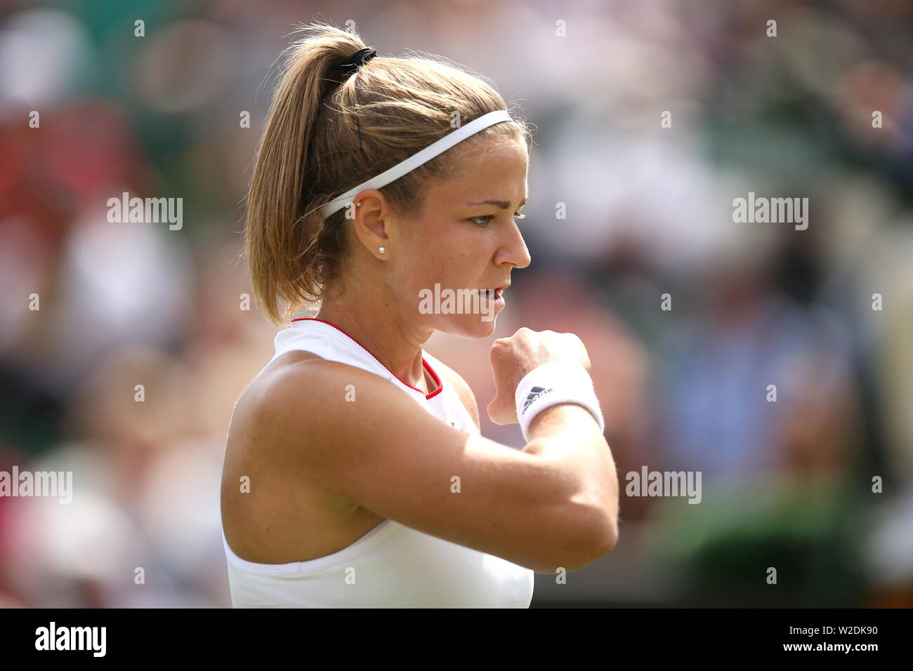 Karolina Muchova während ihres Umlaufes von 16 Match gegen Karolina Pliskova auf Court 2 am Tag sieben der Wimbledon Championships in der All England Lawn Tennis und Croquet Club, London. Stockfoto