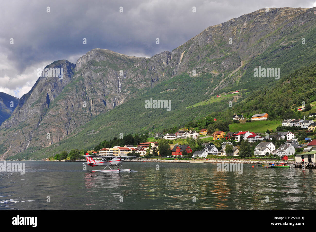 AURLAND, Norwegen - 26. Juni: Leichte Flugzeuge auf Aurland Kleinstadt am 26. Juni 2019. Stockfoto