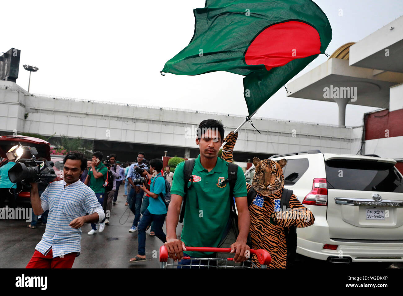 Dhaka, Bangladesch - Juli 07, 2019: Mit ihren WM-Kampagne in England eingehüllt, die Bangladesch Cricket Team zurück nach Dhaka Sonntag. Stockfoto