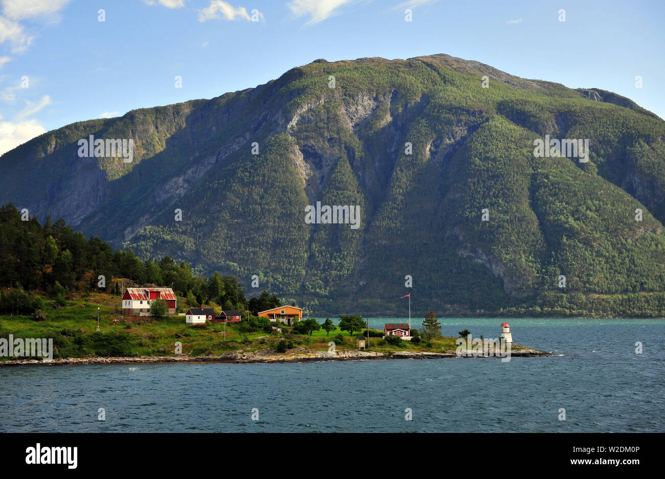 Schönes, Leuchtturm unter Bergen, Sognefjord, Norwegen Stockfoto