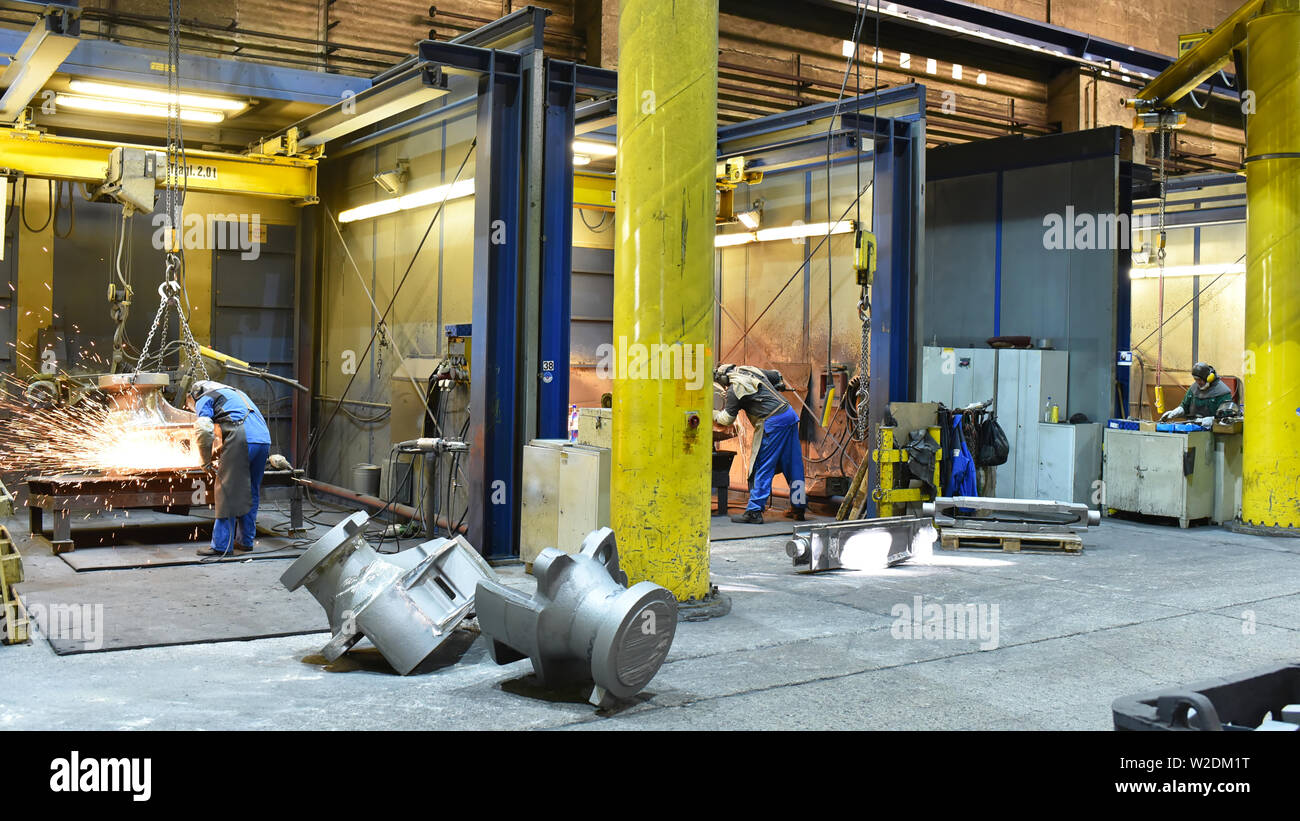 Arbeitnehmer in einer industriellen Anlage - Arbeitsplatz Gießerei - Produktion von Stahlguss Stockfoto