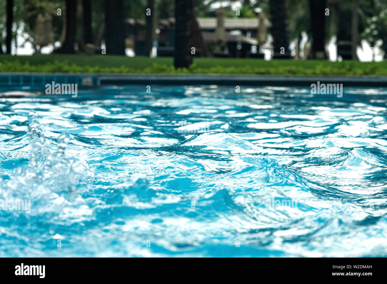 Blau frisches Wasser in den Whirlpool. Spa Massage Hintergrund. azurblauen Farbe Stockfoto