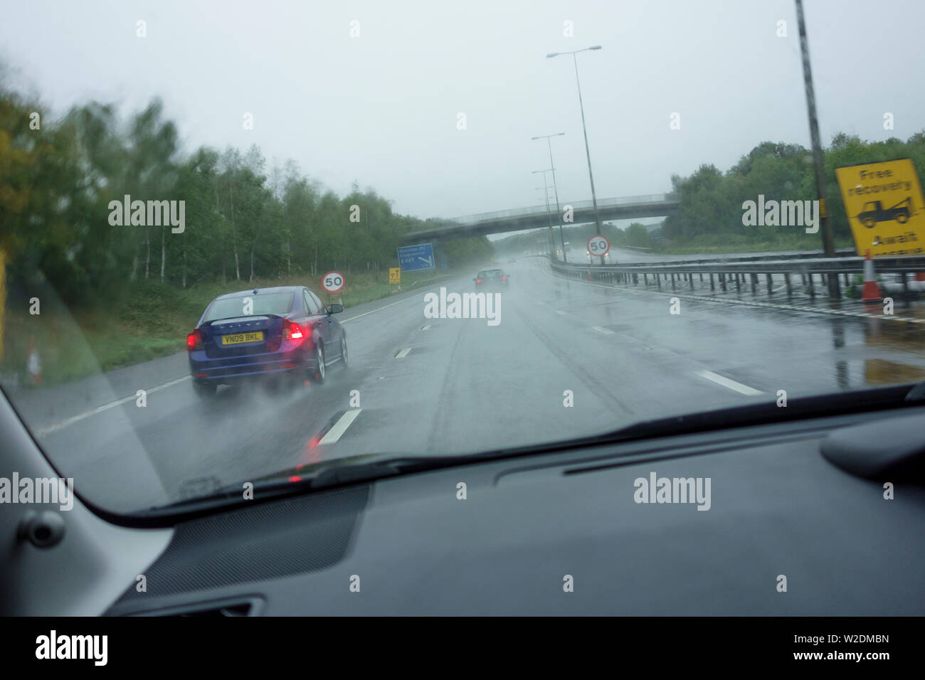Tückische Straßenverhältnisse auf M5 mit starken Regen, Großbritannien Stockfoto
