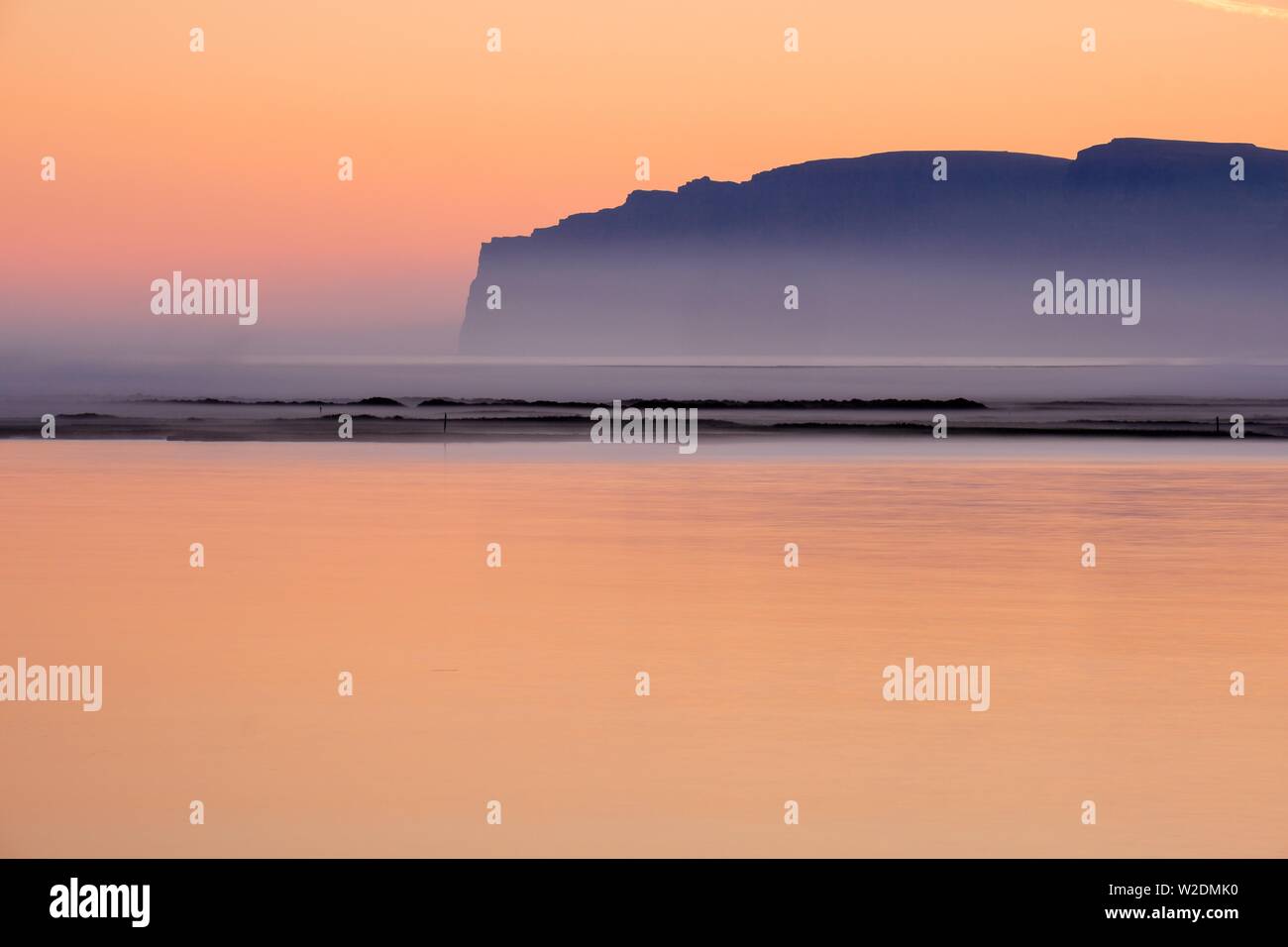 Die Klippen von Raudisandur in glühenden Abendlicht Sonnenuntergang ; Island Stockfoto
