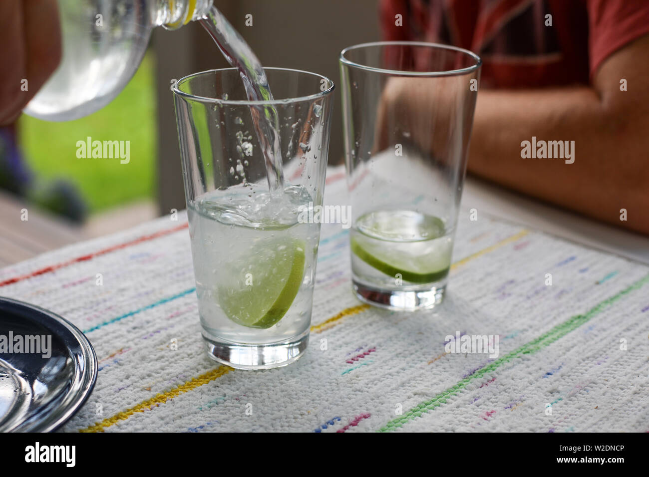 Mixing Gin und Tonic Getränke Stockfoto
