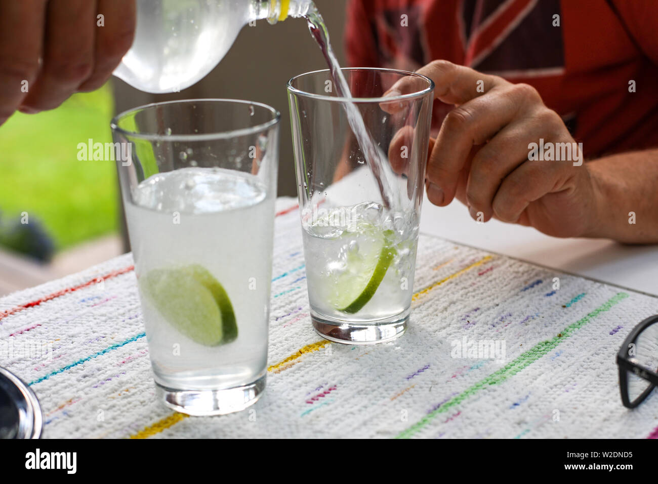 Gießen auf Gin Tonic Water und Zitrone Stockfoto