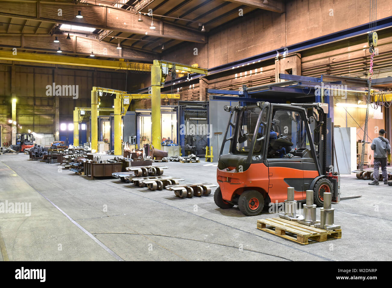Arbeitnehmer in einer industriellen Anlage - Arbeitsplatz Gießerei - Produktion von Stahlguss Stockfoto