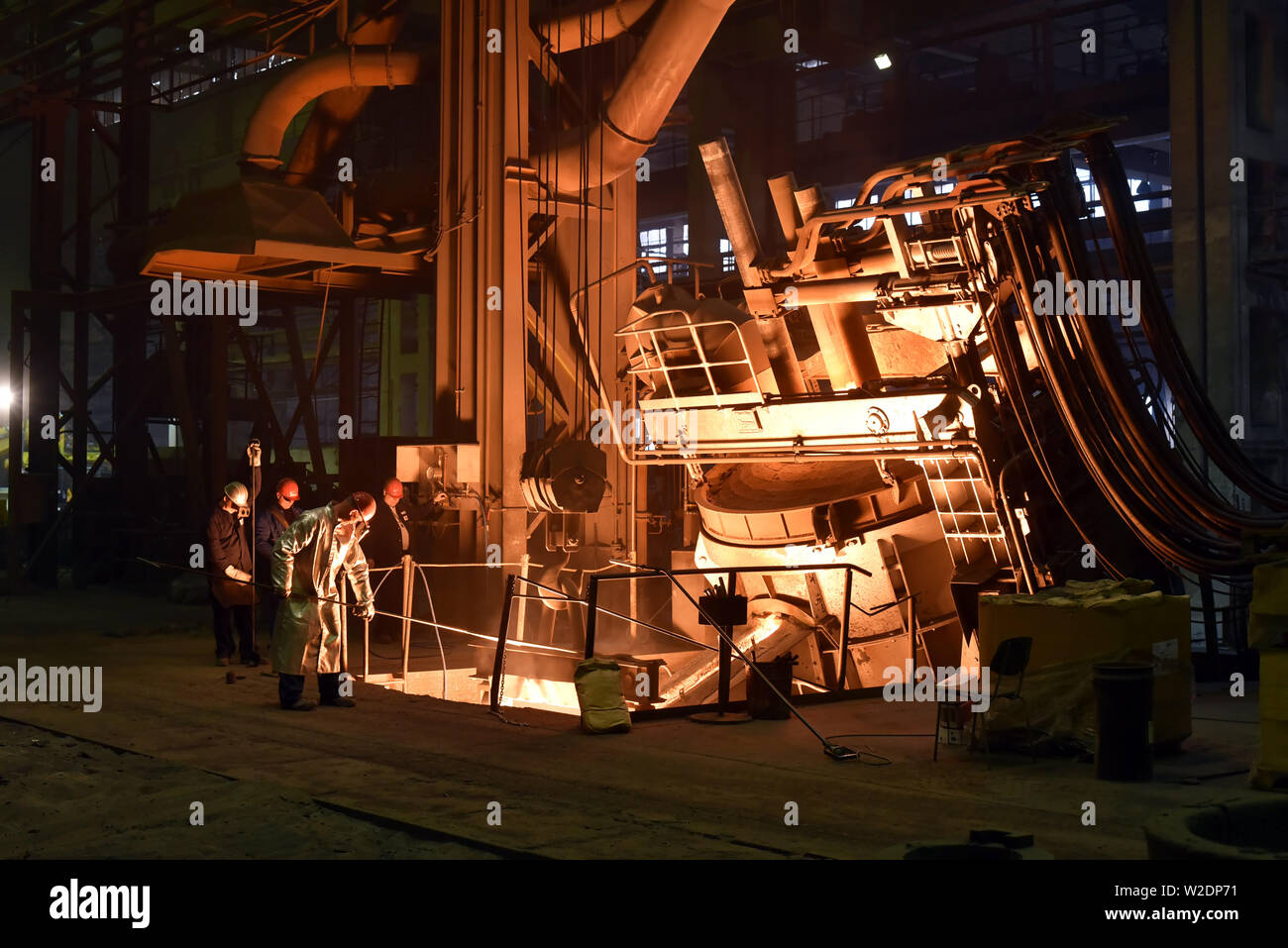 Arbeiter in Schutzkleidung in einer Gießerei, die bei der Herstellung von Stahl Komponenten - Arbeitsplatz industriellen Fabrik Stockfoto