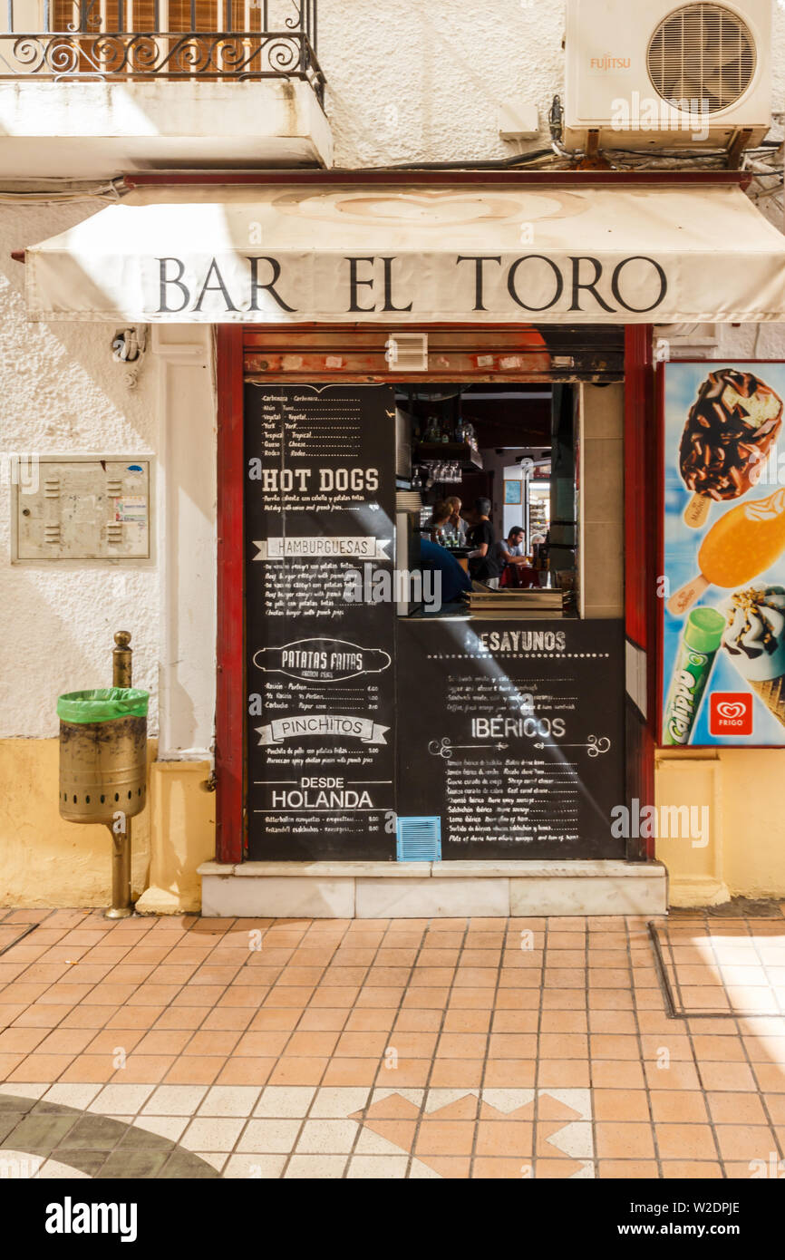 Torremolinos, Spanien - 24. August 2015: Eine typische kleine Bar in der Stadt. Die Stadt ist ein beliebtes Urlaubsziel. Stockfoto