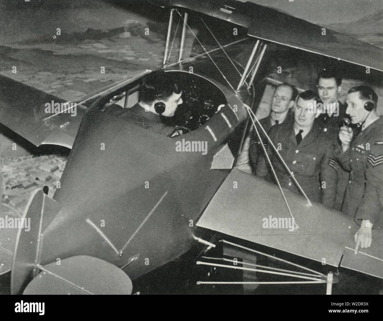 RAF Personal Learning in einem Flugsimulator während des Zweiten Weltkriegs 1941 zu fliegen. Schöpfer: Charles Brown. Stockfoto