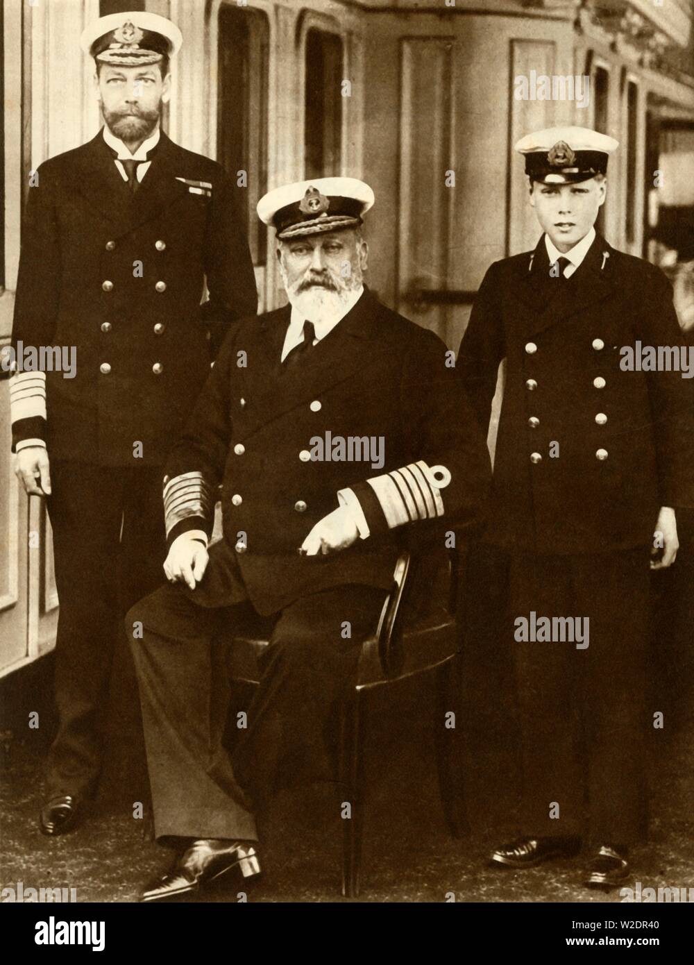 König Edward VII. Mit seinem Sohn George, Prinz von Wales, und Enkel Prinz Edward, 1910, (1935). Schöpfer: Unbekannt. Stockfoto