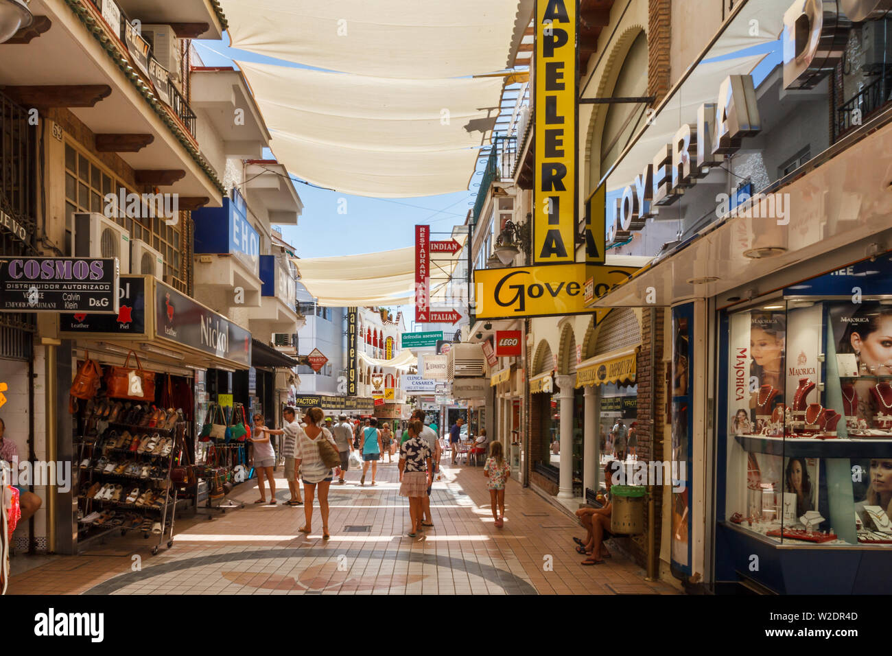 Torremolinos, Spanien - 24. August 2015: die Menschen einkaufen in der Haupteinkaufsstraße. Die Stadt ist ein beliebtes Urlaubsziel. Stockfoto