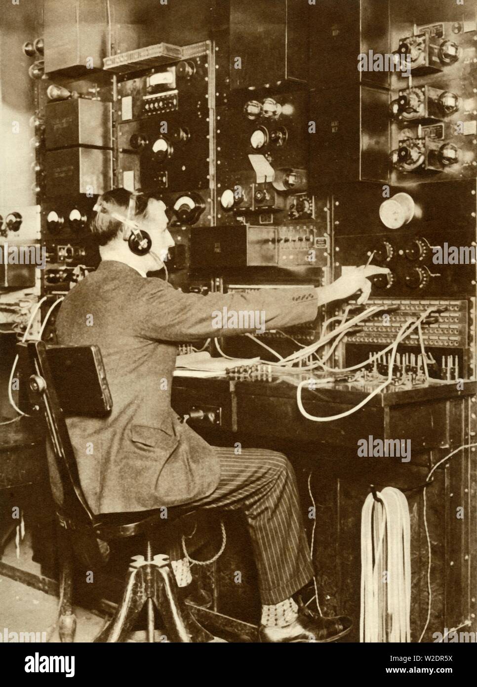 Erste transatlantische Telefonanruf, von London bis New York, 7. März 1926, (1935). Schöpfer: Unbekannt. Stockfoto