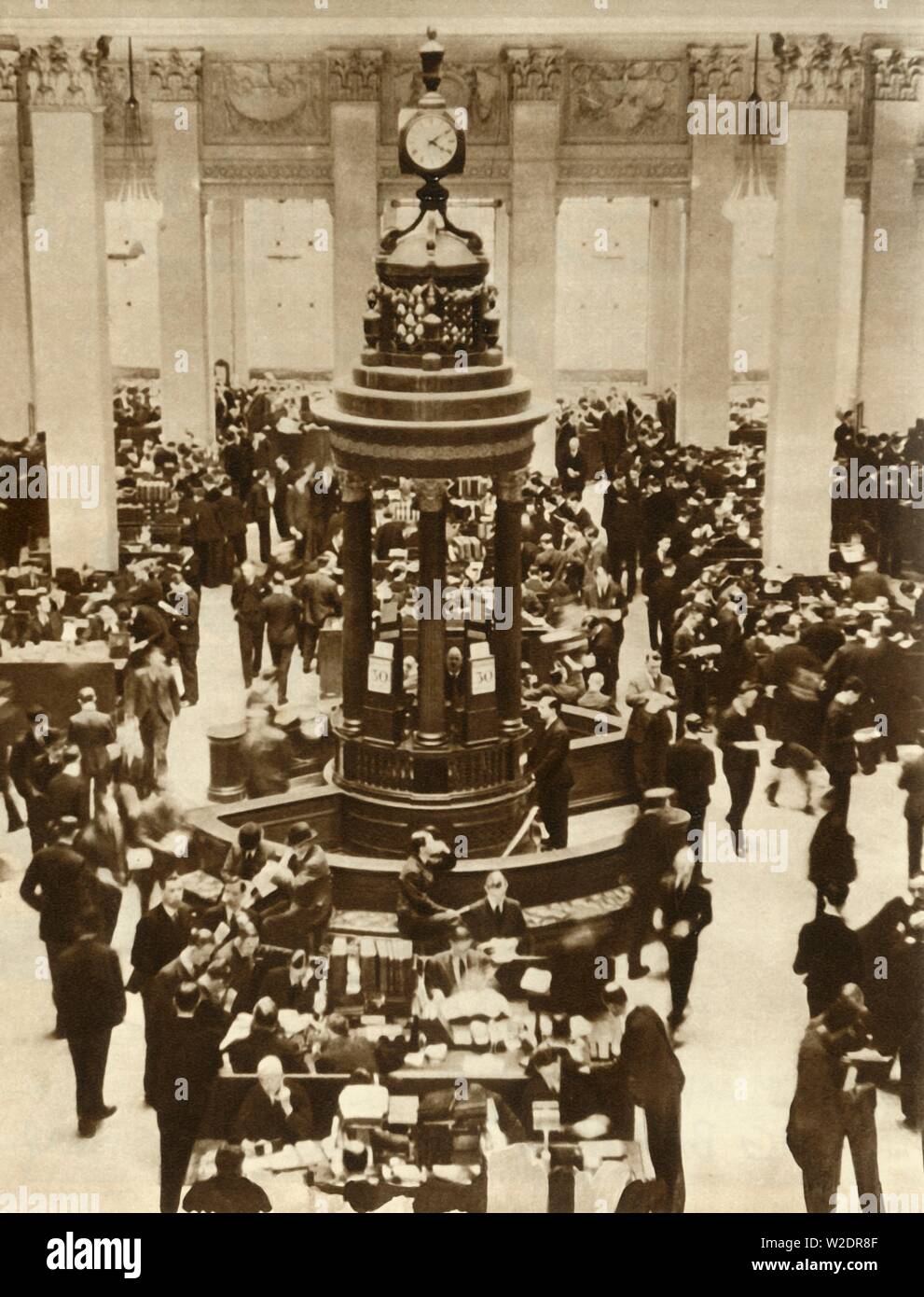 Die lutine Bell im versicherungstechnischen Zimmer bei Lloyd's of London, 1933, (1935). Schöpfer: Unbekannt. Stockfoto