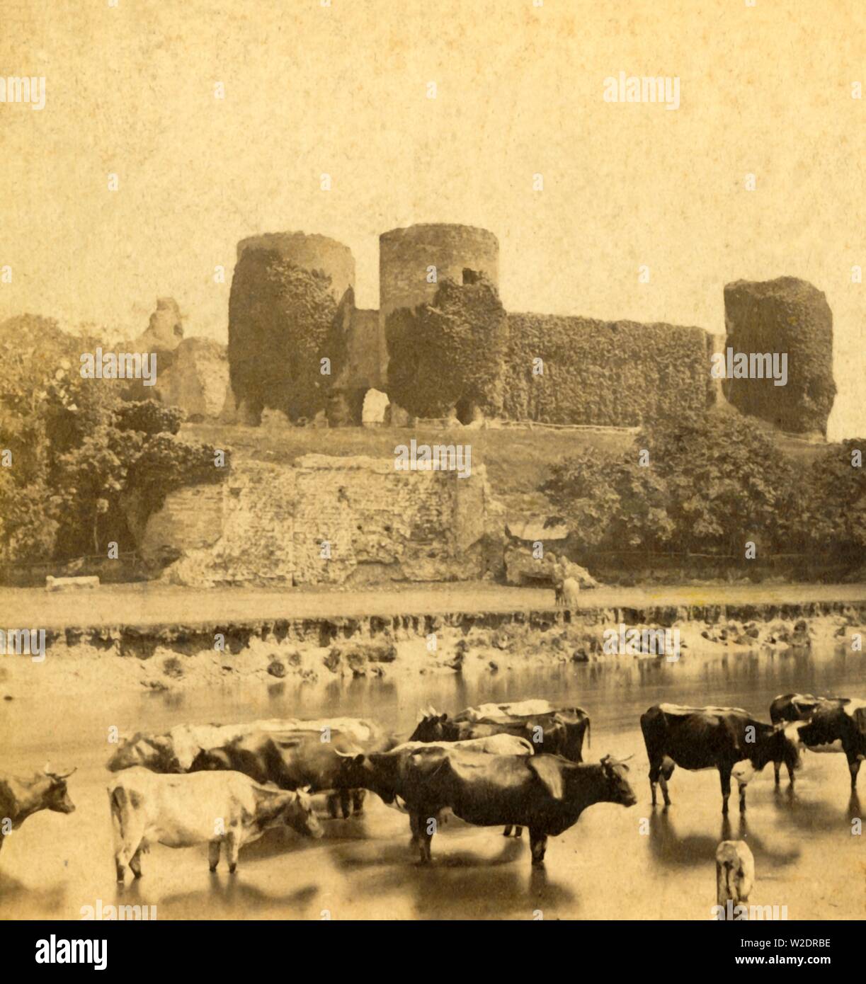 "Rhuddlan - Schloss (vom Fluss)', c 1900. Schöpfer: Unbekannt. Stockfoto