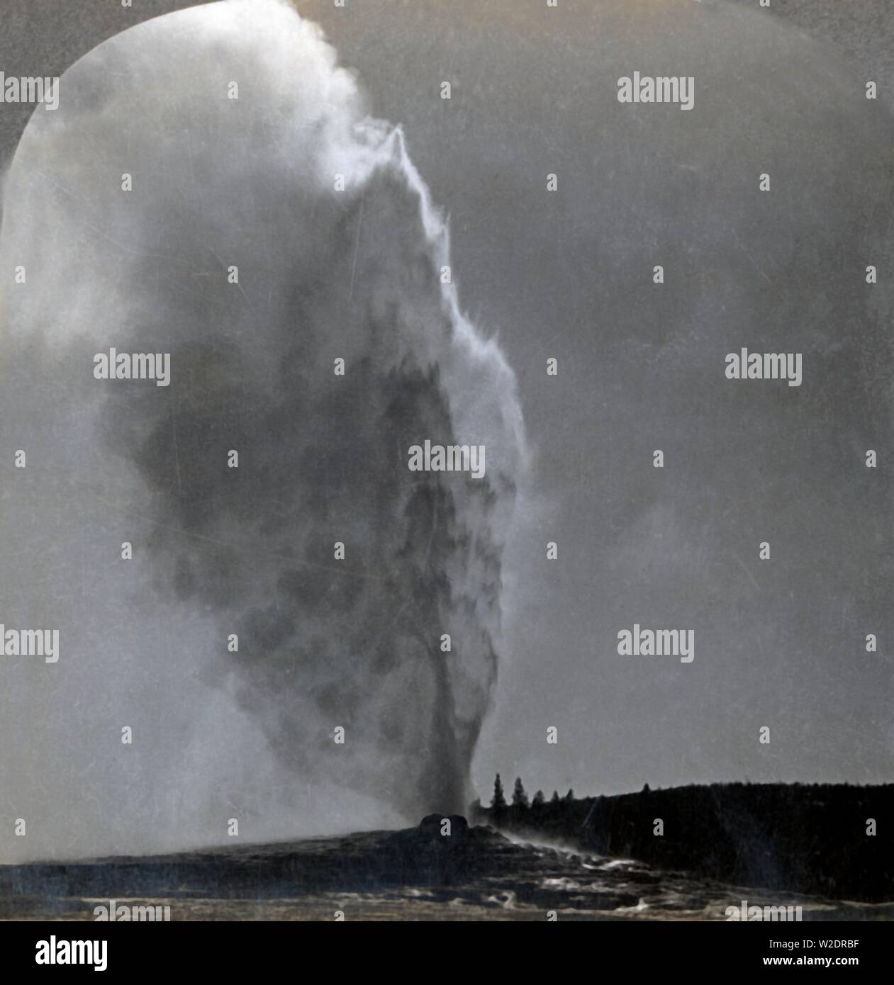 Old Faithful, der Königin der Geysire, Yellowstone National Park, Wyo., USA, 1904. Schöpfer: Unbekannt. Stockfoto