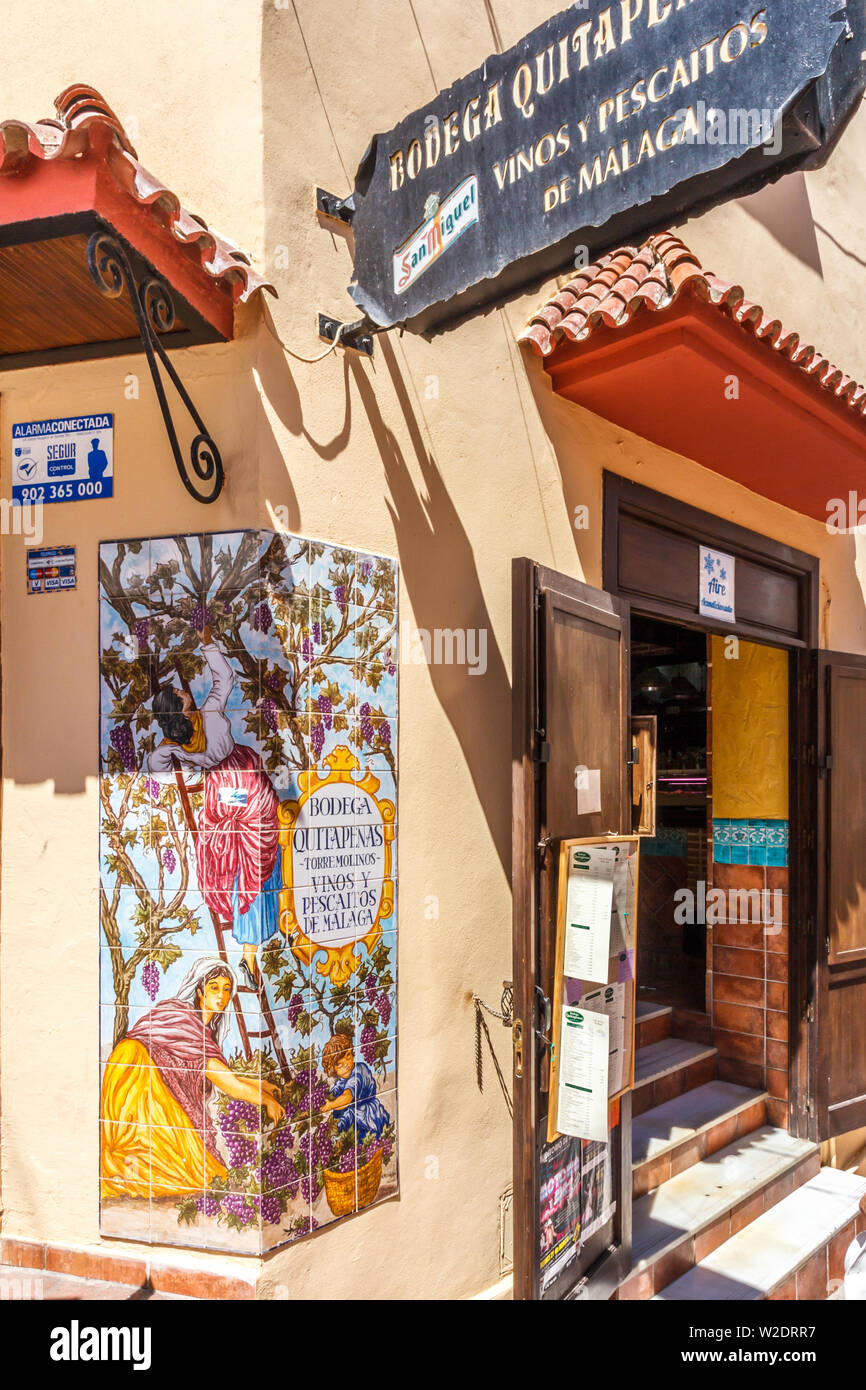 Torremolinos, Spanien - 24. August 2015: Keramikfliesen und Eingang zu einer Bodega. Die Stadt ist ein beliebtes Urlaubsziel. Stockfoto