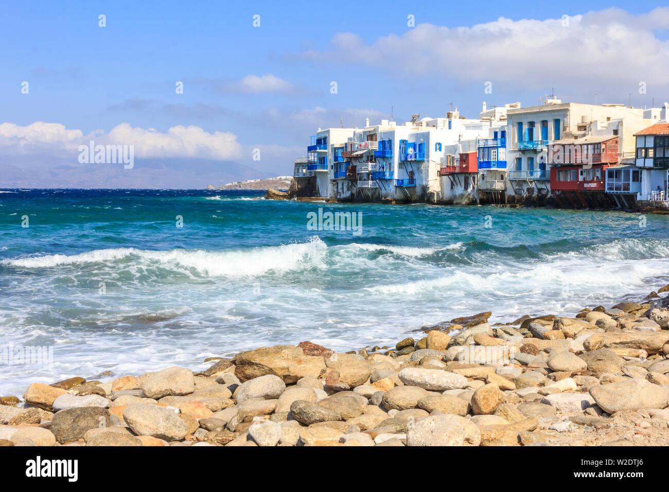 Mykonos, Griechenland - 15. September 2015: Das kleine Venedig in Chora. Die Insel ist ein beliebtes Ausflugsziel. Stockfoto