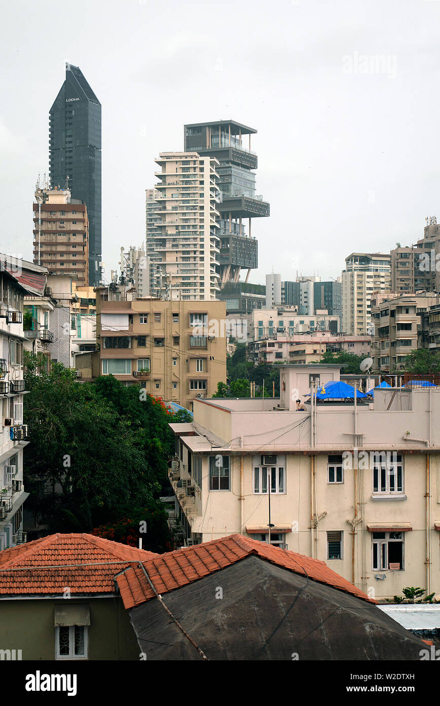 Anzeigen von Antilla und LODHA ALTAMOUNT, sehr teuren Immobilien im Süden von Mumbai Stockfoto