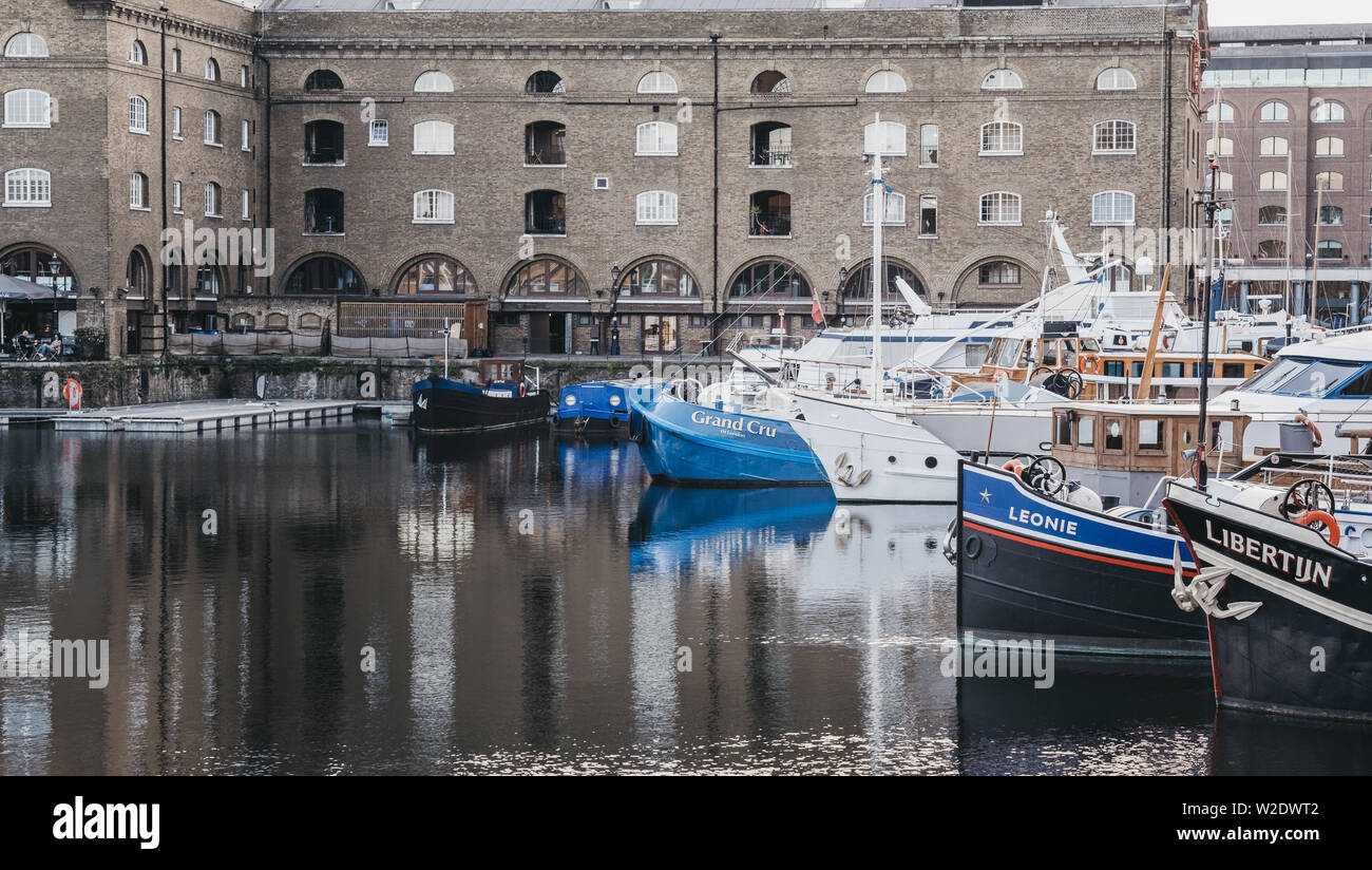 London, Großbritannien, 22. Juni 2019: Boote und Yachten in St. Katharine Docks, einen ehemaligen Dock in Marina umgewandelt und gemischt genutzte Wohn- und Dis Stockfoto