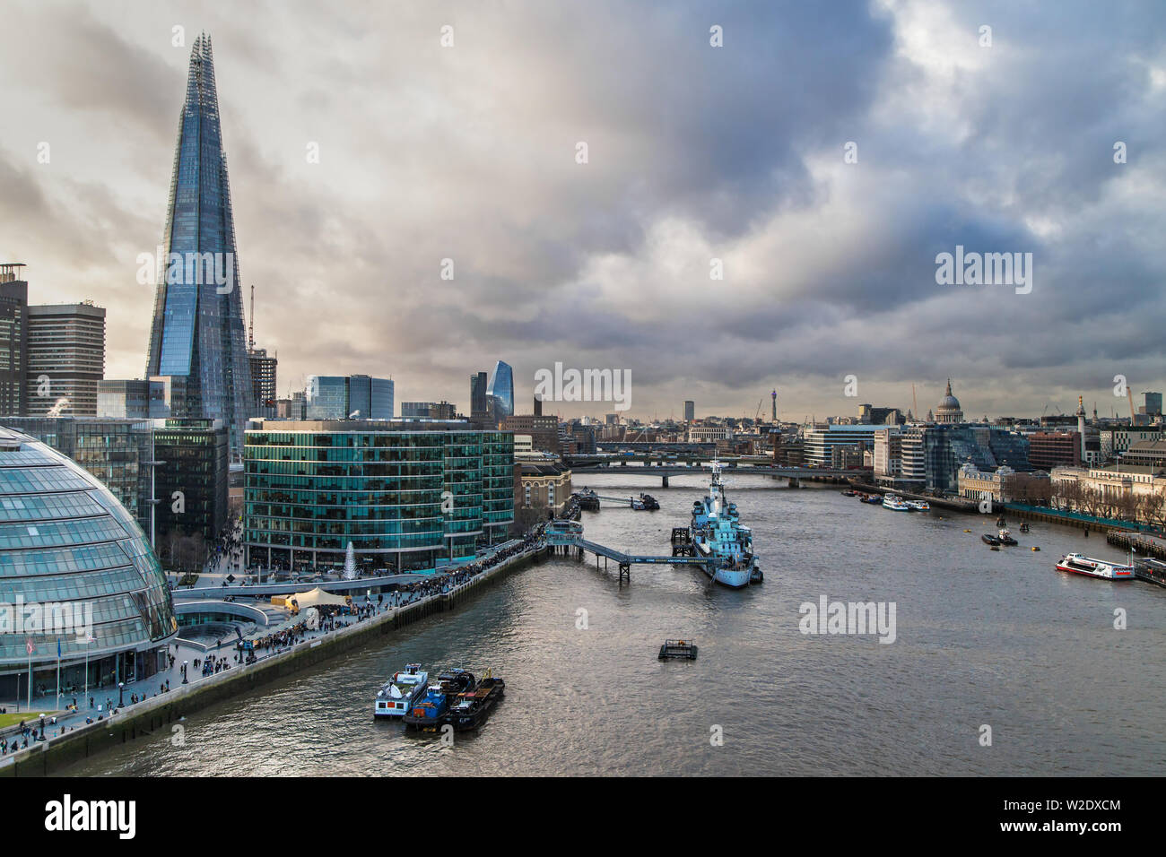 Blick nach Westen von der Oberseite der Tower Bridge in London, Vereinigtes Königreich. Stockfoto