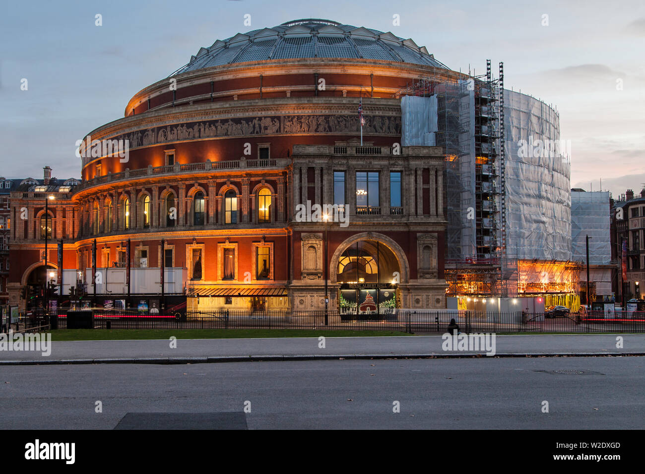 London, Großbritannien - 21 Dezember, 2018: die Royal Albert Hall in der Dämmerung, London, Vereinigtes Königreich. Stockfoto