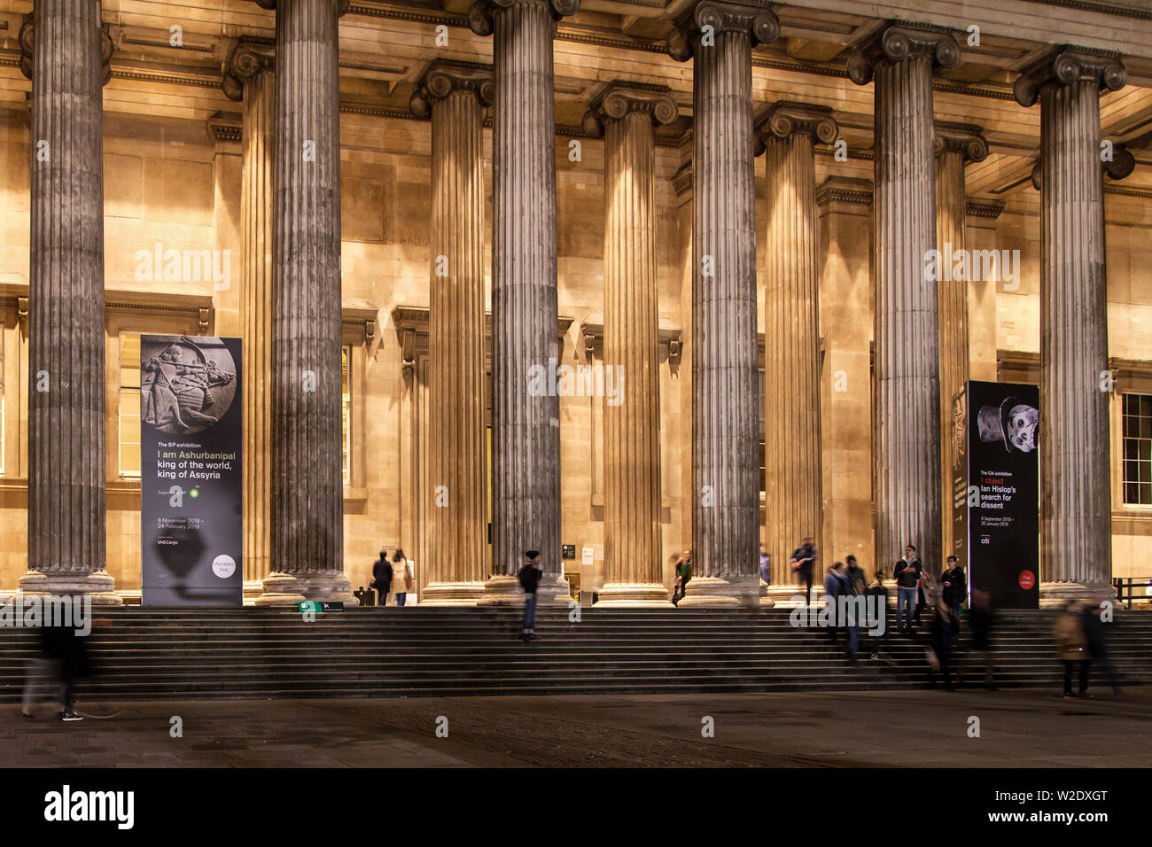 London, Großbritannien - 21 Dezember, 2019: Haupteingang des British Museum bei Nacht, London, Vereinigtes Königreich. Stockfoto