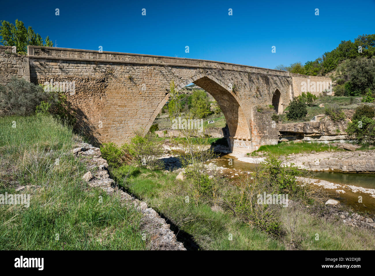 Mittelalterliche Brücke über Rio Canavieja, 15. Jahrhundert, in La Navajas, Maestrat (Maestrazgo) Region, Provinz Castellón, Valencia, Spanien Stockfoto