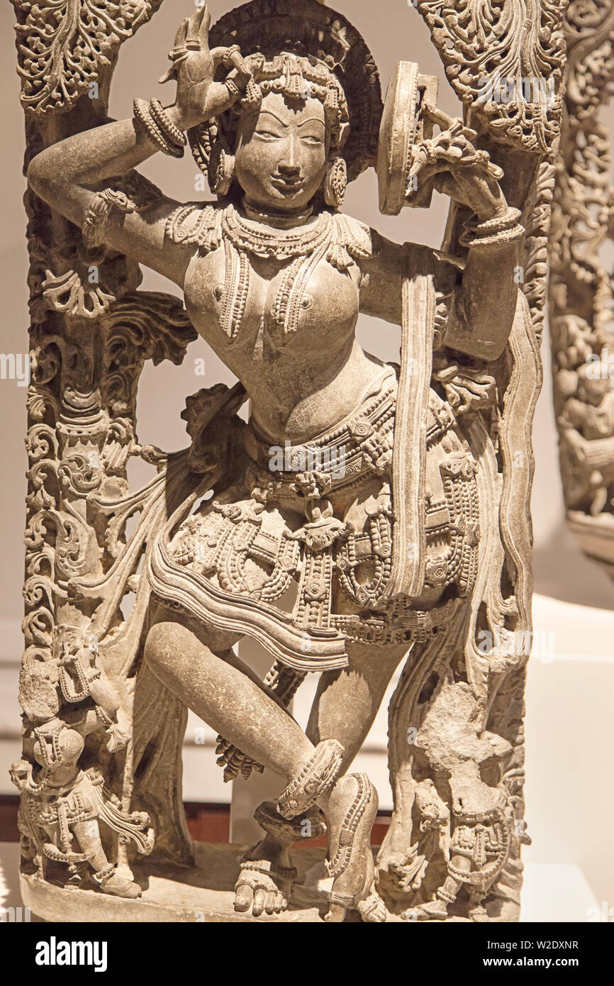 London, Großbritannien - 21 Dezember, 2019: Stein Halterung Abbildung einer Tänzerin aus einem hoysala Tempel im British Museum, London, Uni angezeigt Stockfoto