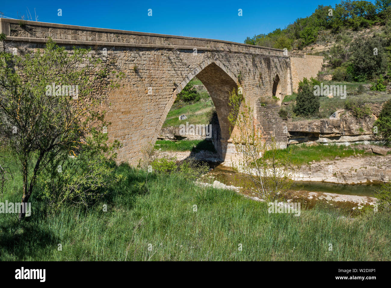 Mittelalterliche Brücke über Rio Canavieja, 15. Jahrhundert, in La Navajas, Maestrat (Maestrazgo) Region, Provinz Castellón, Valencia, Spanien Stockfoto
