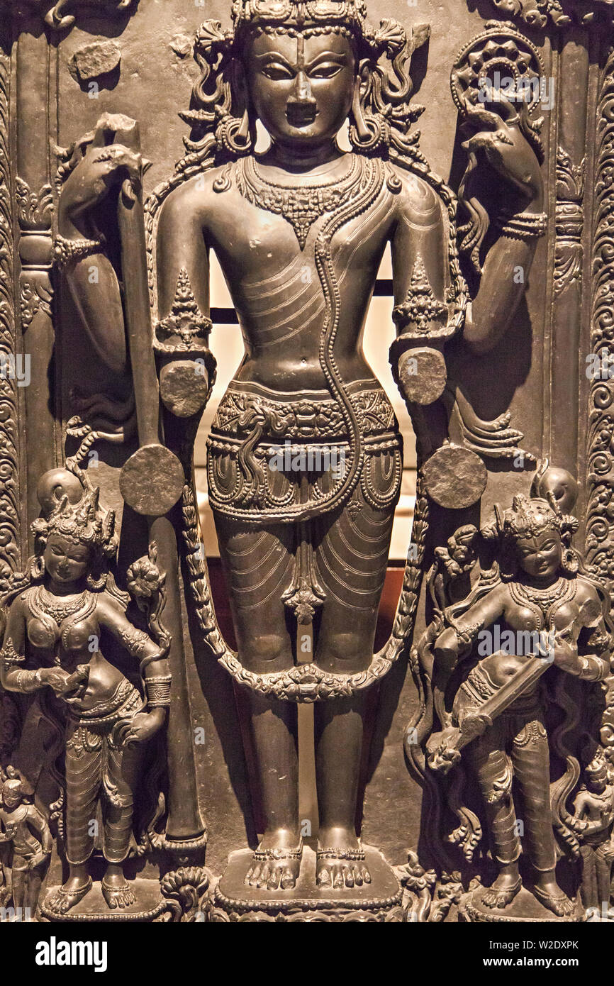 London, Großbritannien - 21 Dezember, 2019: Vishnu und seine Gemahlinnen Shri Devi und Bhu Devi im British Museum, London, Vereinigtes Königreich angezeigt. Stockfoto