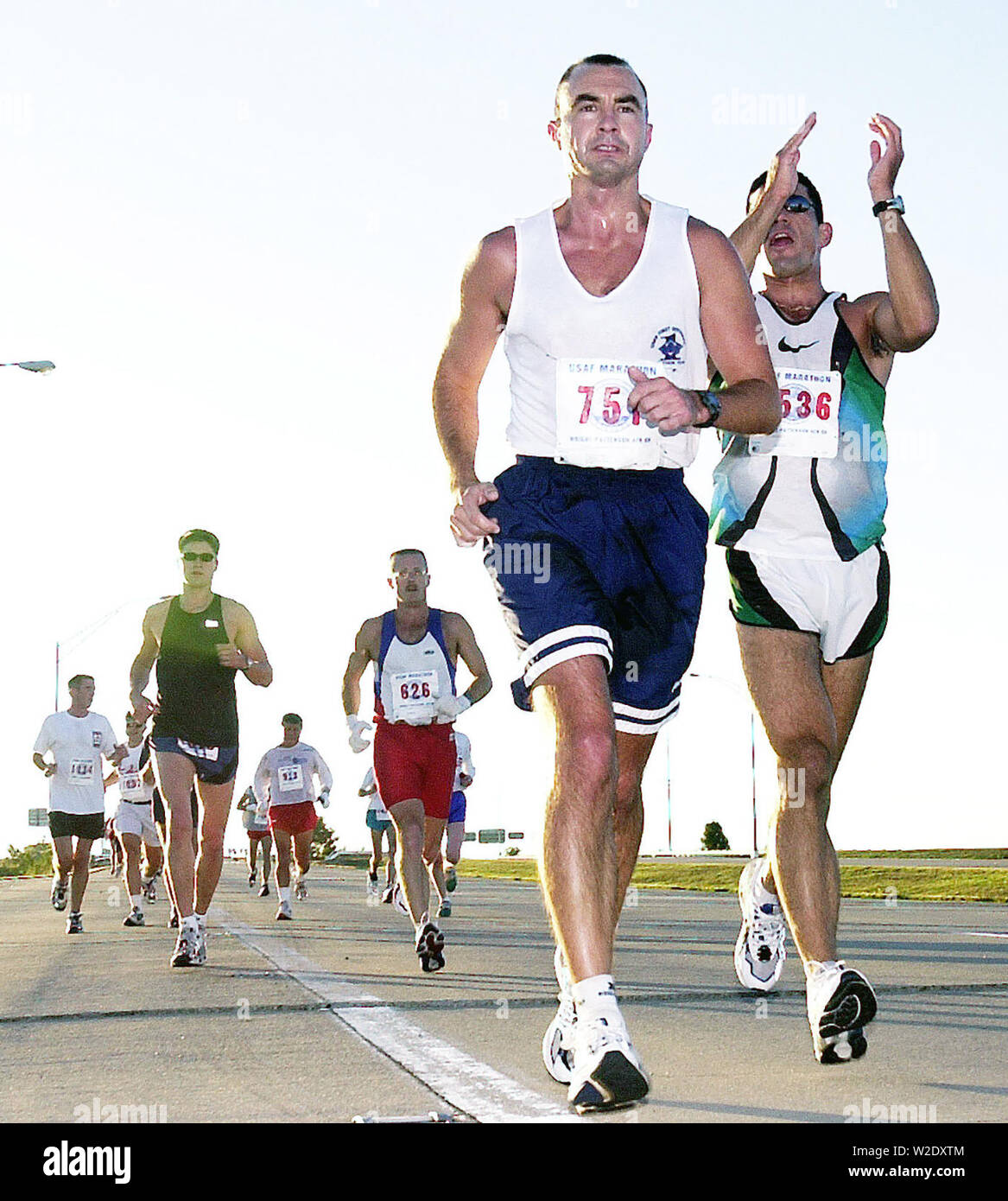 Die Teilnehmer der vierten jährlichen Air Force Marathon in Wright-Patterson Air Force Base im September 2000. Stockfoto