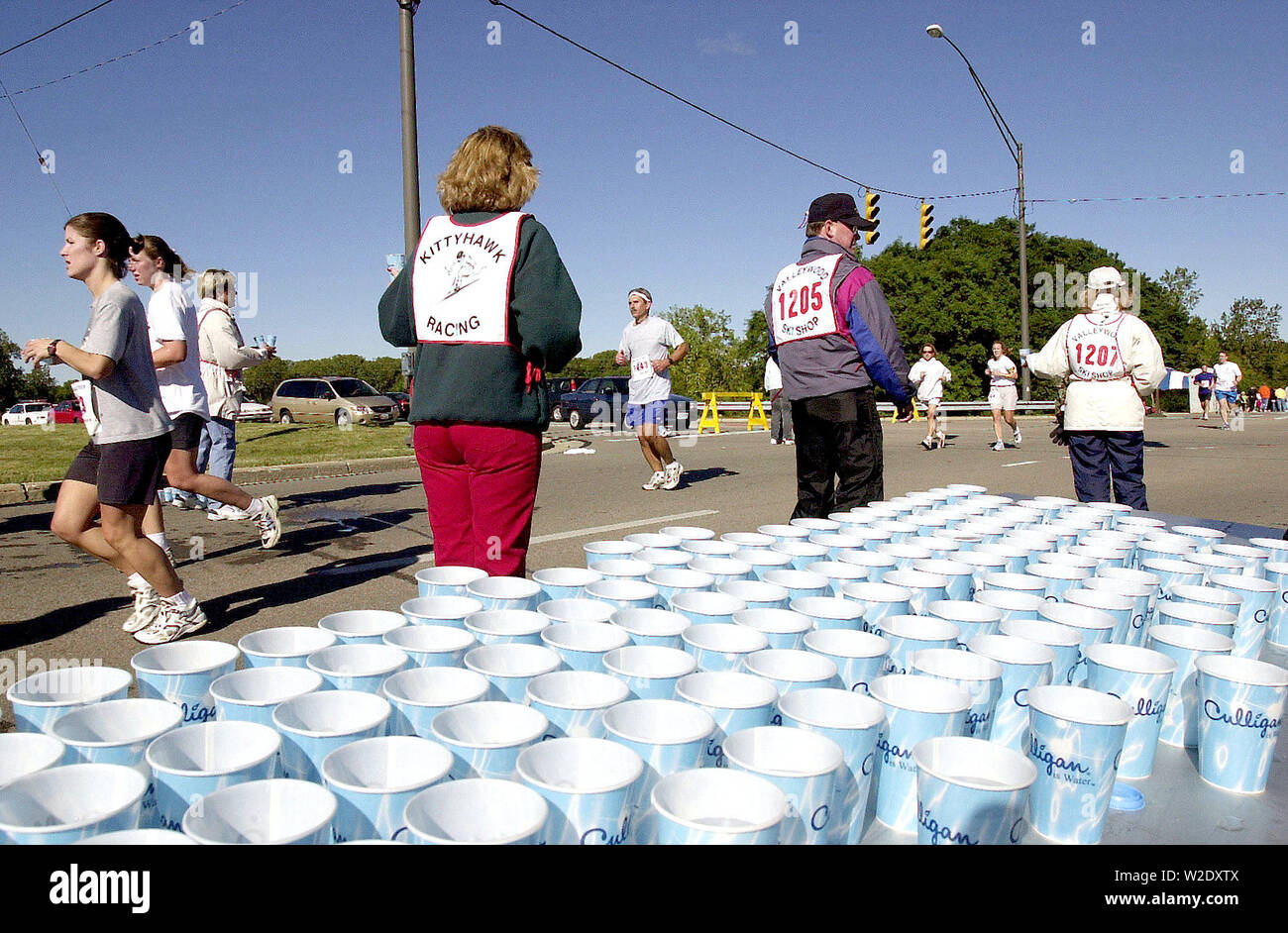 Die Teilnehmer der vierten jährlichen Air Force Marathon in Wright-Patterson Air Force Base im September 2000 sind mit Wasser, Gatorade, Obst, nassen Schwämmen und essen Gel Packs zu einem Hilfe Station entlang der Strecke des Marathons. Stockfoto