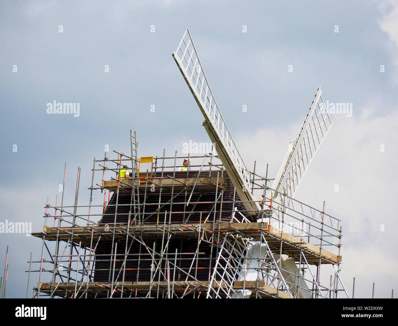 Brill, Aylesbury, Buckinghamshire, Großbritannien. 8. Juli 2019. Die Klasse-II 17. Jahrhundert post Mühle auf Brill hilltop erhält einen neuen Anstrich an einem sonnigen Perioden. Credit: Angela Swann/Alamy leben Nachrichten Stockfoto