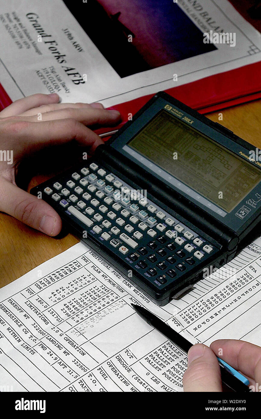 Eines der Tools, die von seinem Handel, einen Boom Operator mit der 319 Air Expeditionary Gruppe, nutzt ein Pocket Computer des Gewichtes und der Balance von einer KC-135 Vor dem Start für eine Luftbetankung Mission zu berechnen. Stockfoto